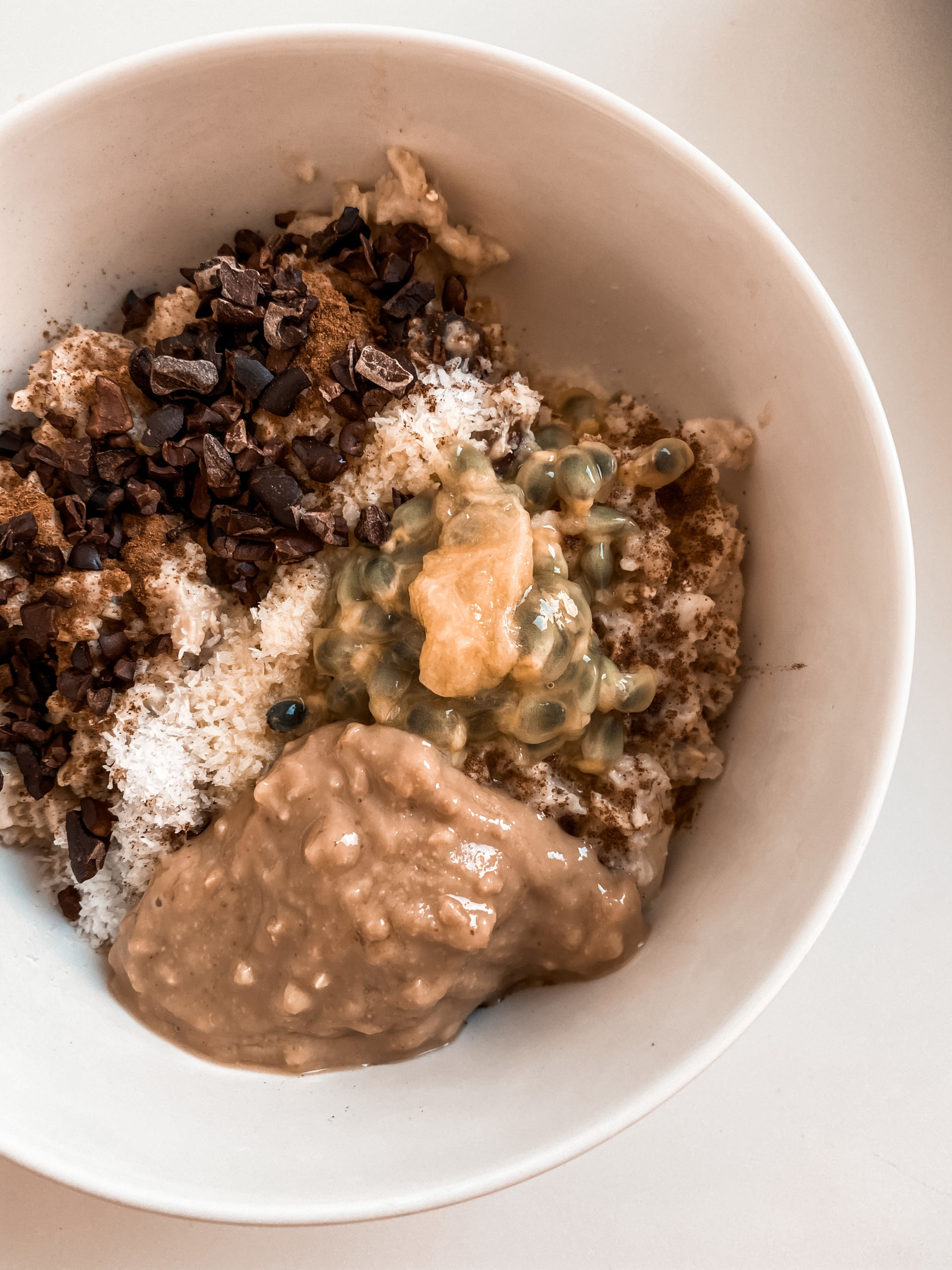 Porridge bowl Erdnussbutter maracuja kokosraspel