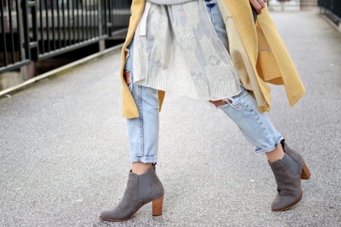 Ankle Boots Schlangenmuster grau, helle Jeans