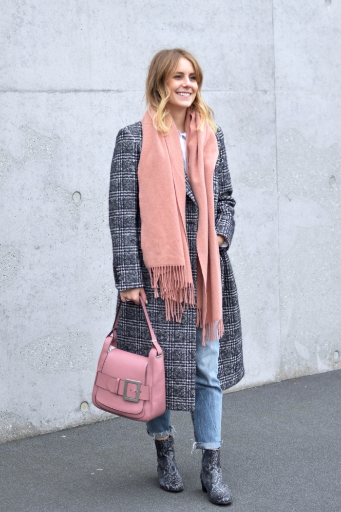 Karierter Wollmantel, Schal apricot, rosa Handtasche, Jeans