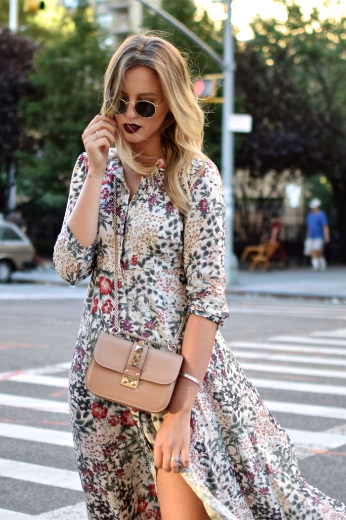 lockeres Kleid mit Blumenmuster, beige Handtasche, Sonnenbrille