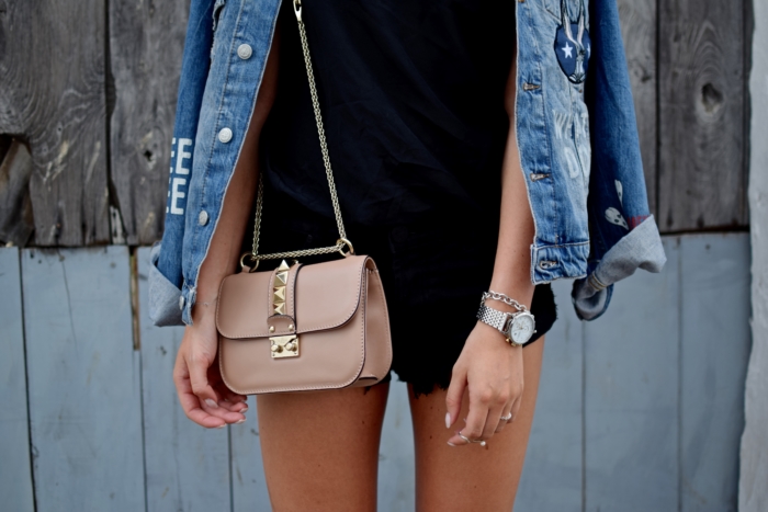 Valentino Tasche nude, Jeansjacke Zara, schwarze Shorts