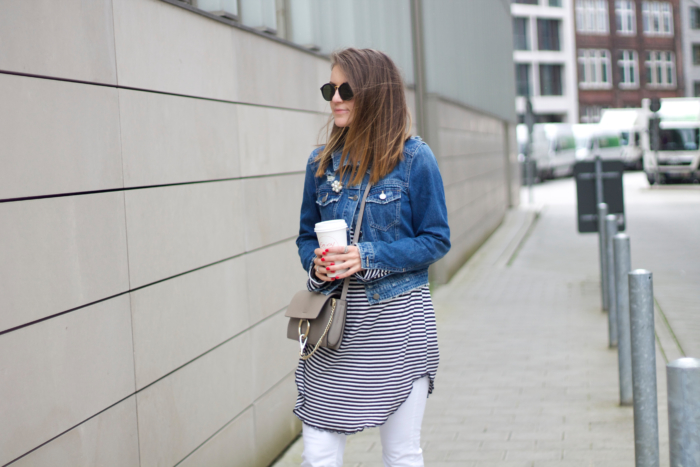 Sonnenbrille, Jeansjacke, H&M Shirt, Kaffee-to-go Becher