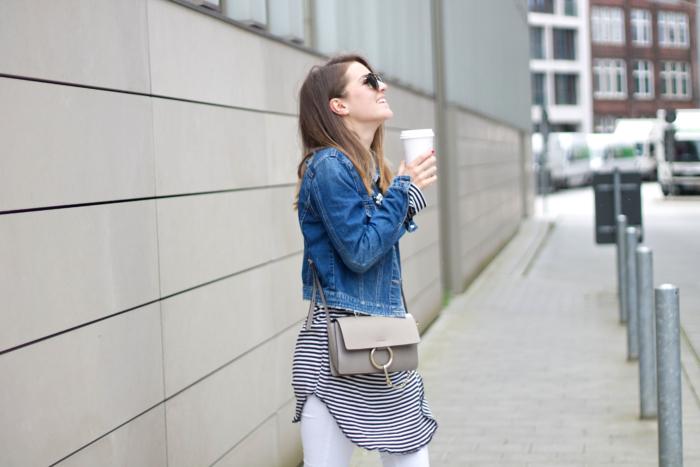 Jeansjacke, Kaffeebecher, gestreiftes Shirt, Umhängetasche