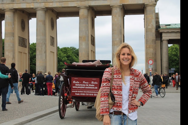 Model vor dem Brandenburger Tor