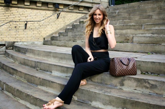 Schwarzer Jumpsuit von Forever21 und braune Sandalen von H&M