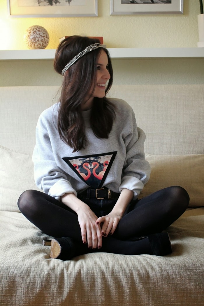Grauer Pullover mit Flamingologo von Feralstuff
