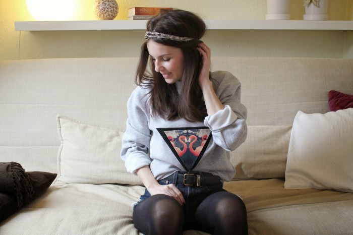 Brünettes Model mit grauem Pullover und Aufdruck von Feralstuff