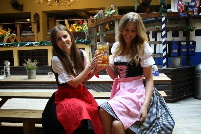 Zwei Bloggerinnen im Hofbräuhaus in hamburg