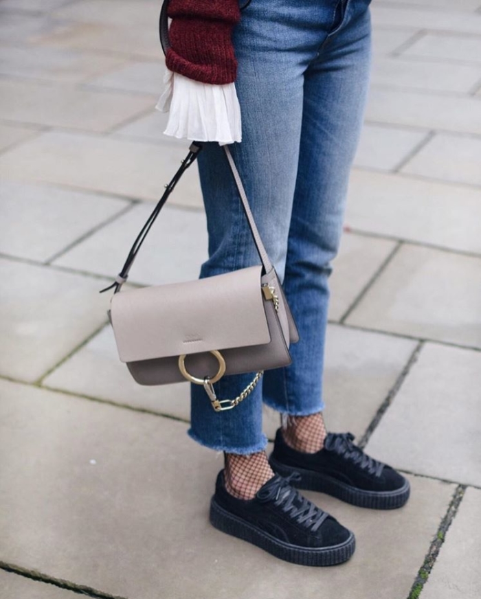 Graue Tasche, Chloé, Jeans, schwarze Sneaker